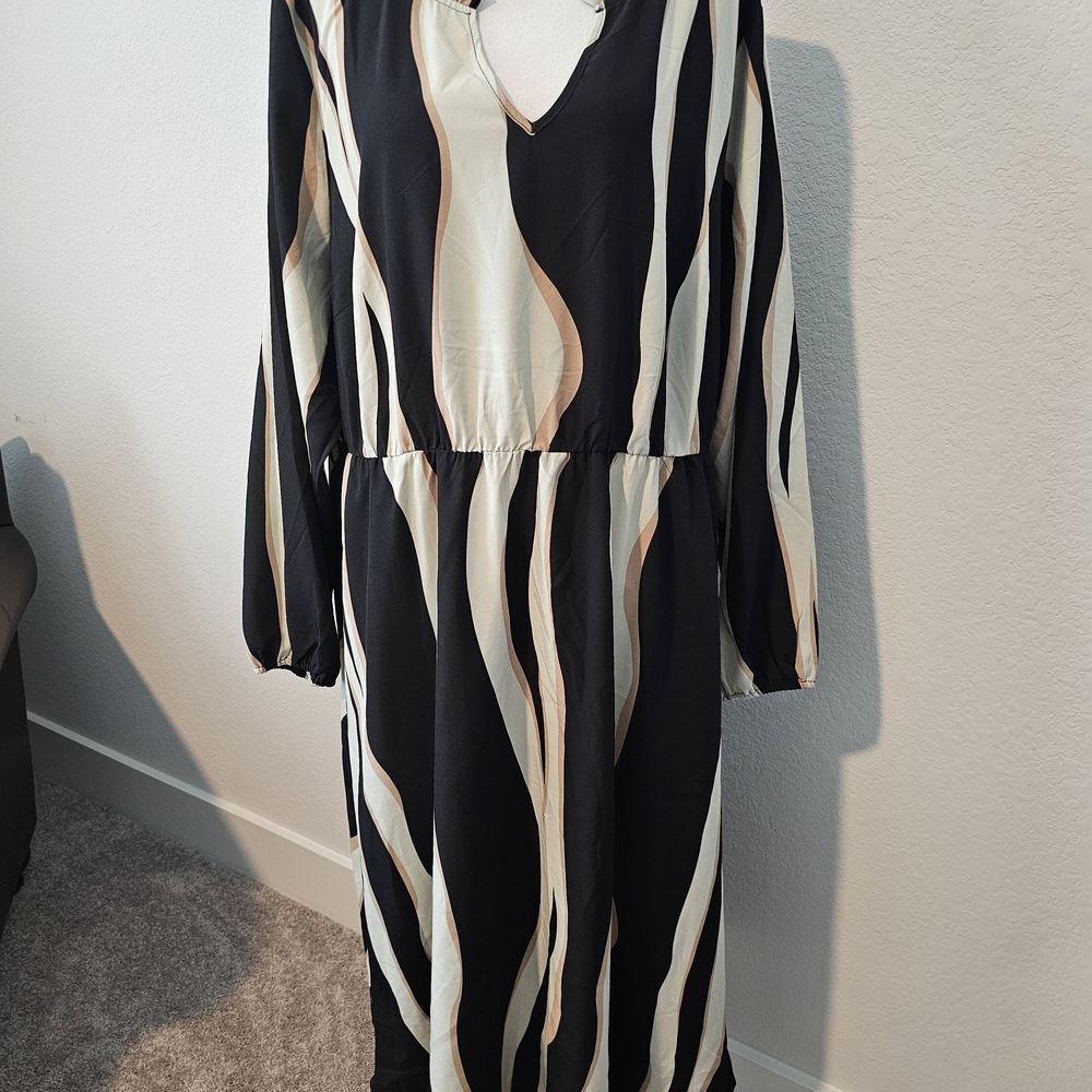 BloomChic Black and Cream Long Sleeve Dress